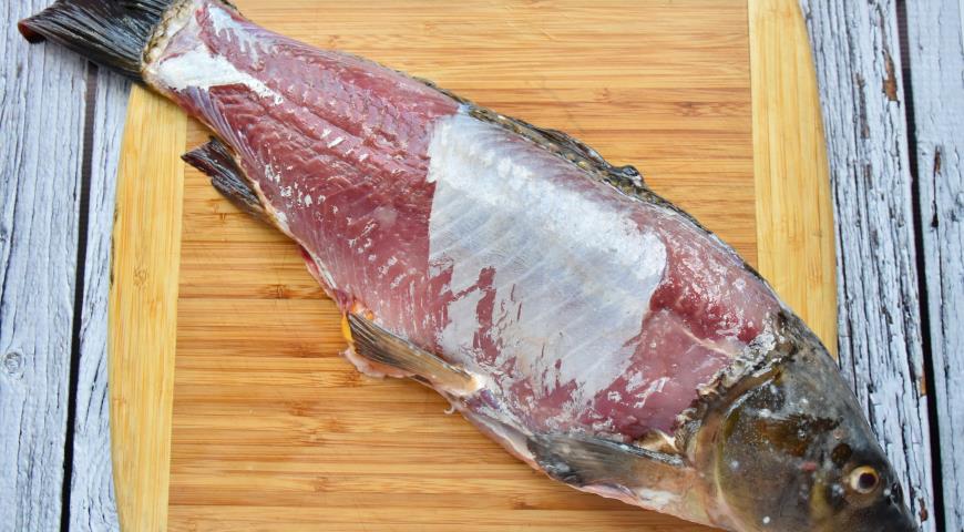 Фото приготовления рецепта: Рыба запеченная с картофелем, шаг №3
