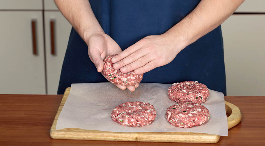 Фото приготовления рецепта: Бургер с говядиной, шаг №4