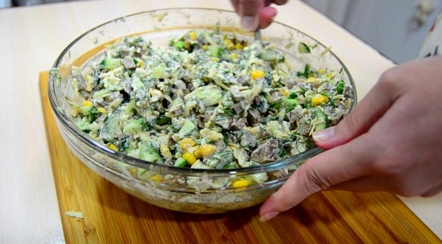 Фото приготовления рецепта: Салат с печенью, сыром и кукурузой, шаг №7