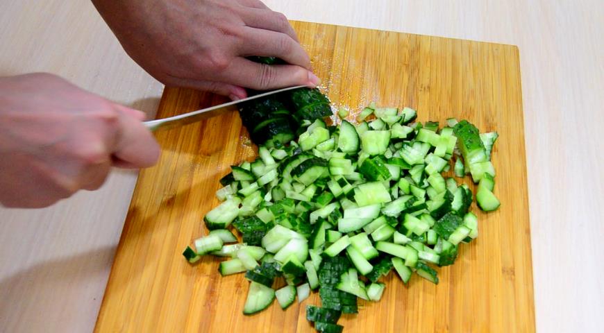 Фото приготовления рецепта: Салат с печенью, сыром и кукурузой, шаг №2