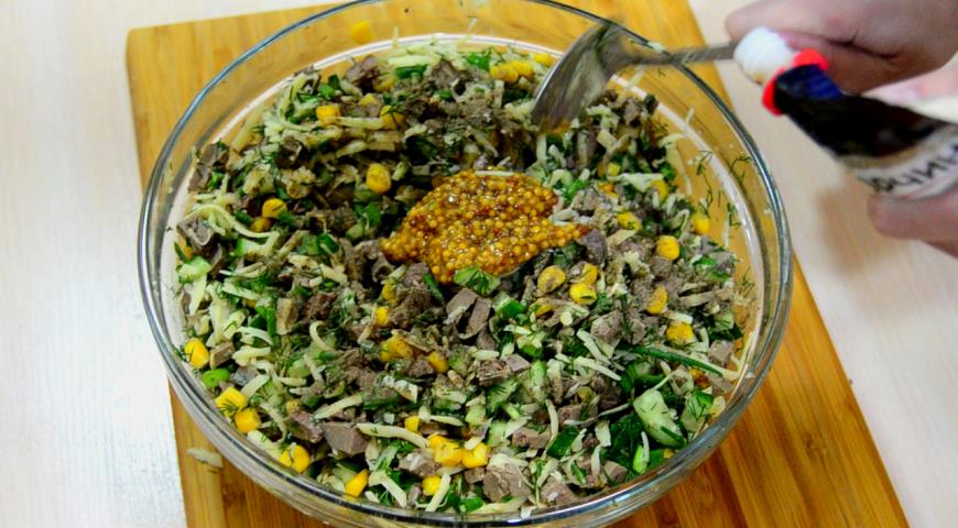 Фото приготовления рецепта: Салат с печенью, сыром и кукурузой, шаг №6