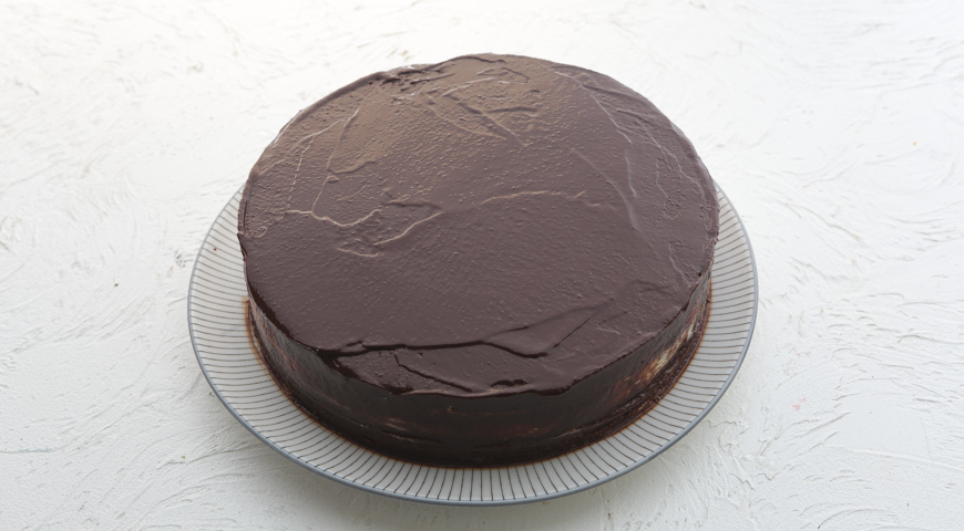 Шоколадный торт с клубникой, полейте торт глазурью