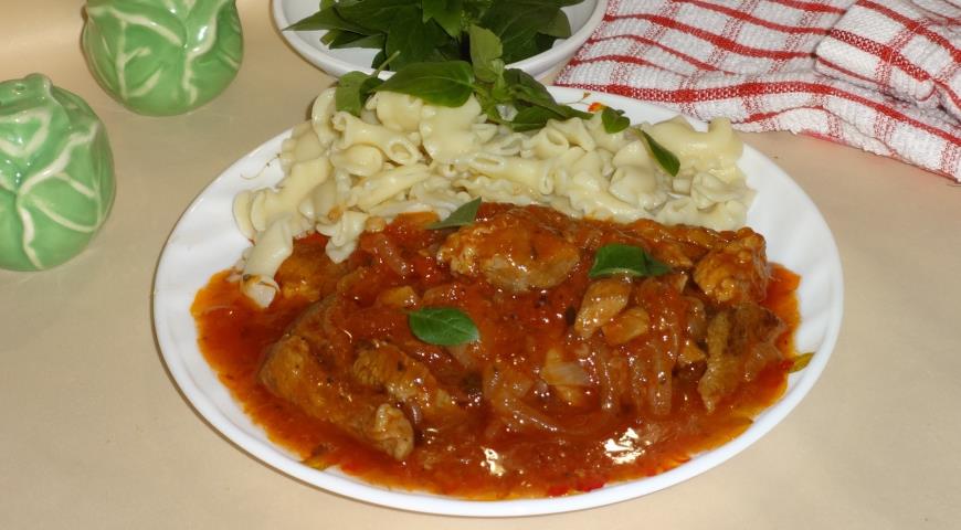 Фото приготовления рецепта:  Свинина, тушённая в томатном соусе, шаг №8