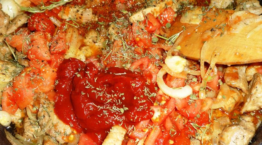 Фото приготовления рецепта:  Свинина, тушённая в томатном соусе, шаг №7