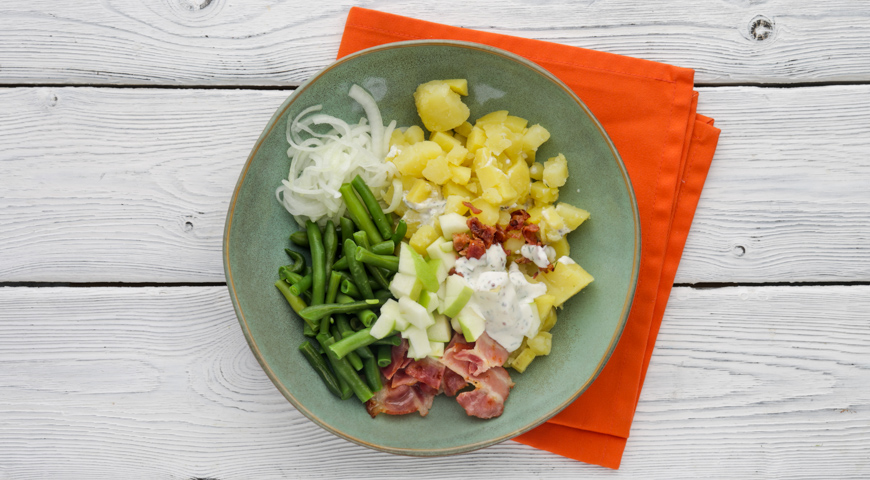 Фото приготовления рецепта: Картофельный салат с беконом и зелёной фасолью, шаг №6