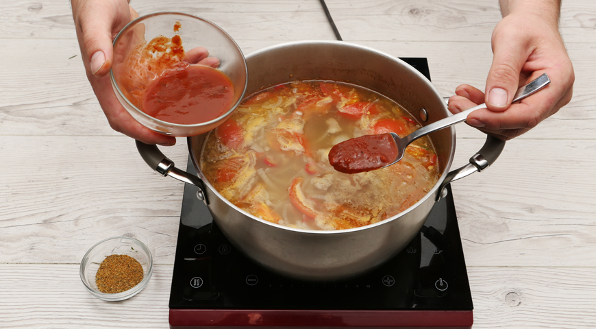 Варить 15 минут. Харчо рецепт классический из свинины с рисом в кастрюле и картошкой. Как варить в кастрюле на огне. Почему суп хар что добавляют. Рис.