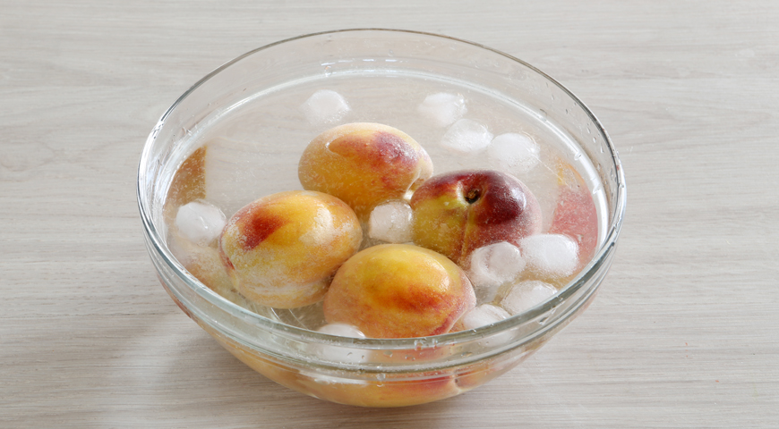 Шарлотка с персиками, залейте персики кипятком, затем опустите в ледяную воду