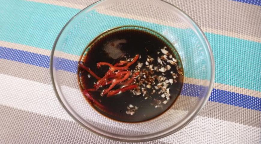 Фото приготовления рецепта: Скумбрия маринованная с овощами и соевым соусом, шаг №2