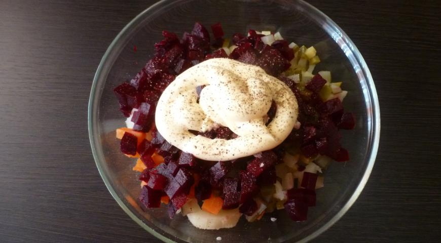 Фото приготовления рецепта: Овощной салат со свеклой и майонезом, шаг №4