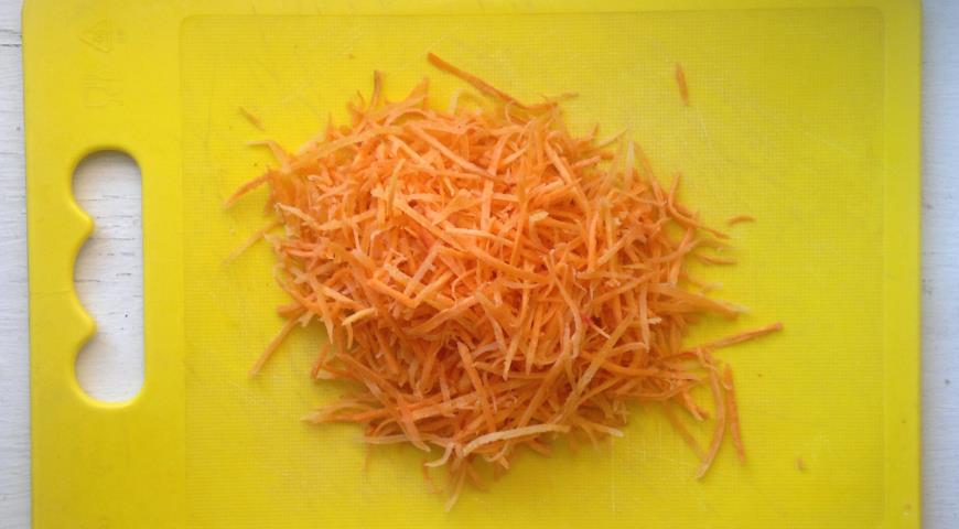 Фото приготовления рецепта: Капуста в остром маринаде со свёклой и морковью, шаг №3