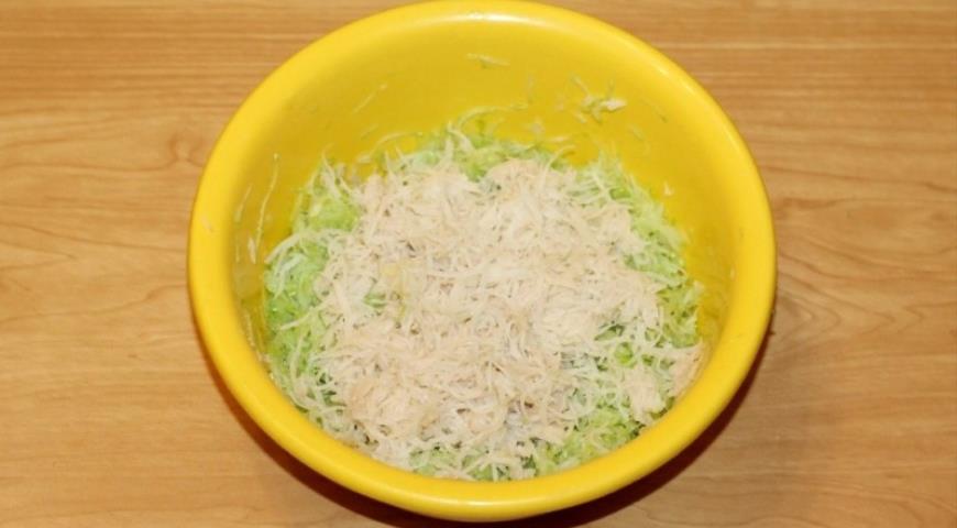 Фото приготовления рецепта: Курино-овощные котлеты с зеленью, шаг №3