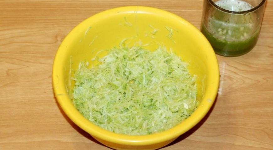 Фото приготовления рецепта: Курино-овощные котлеты с зеленью, шаг №2