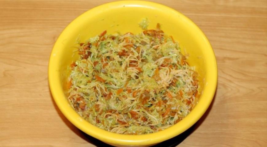 Фото приготовления рецепта: Курино-овощные котлеты с зеленью, шаг №6