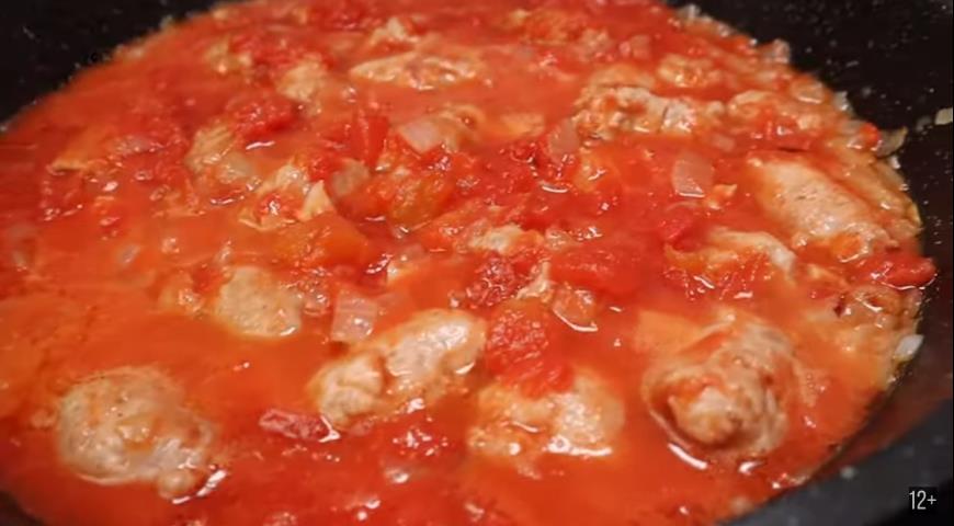 Фото приготовления рецепта: Паста с томатным соусом и колбасками, шаг №2