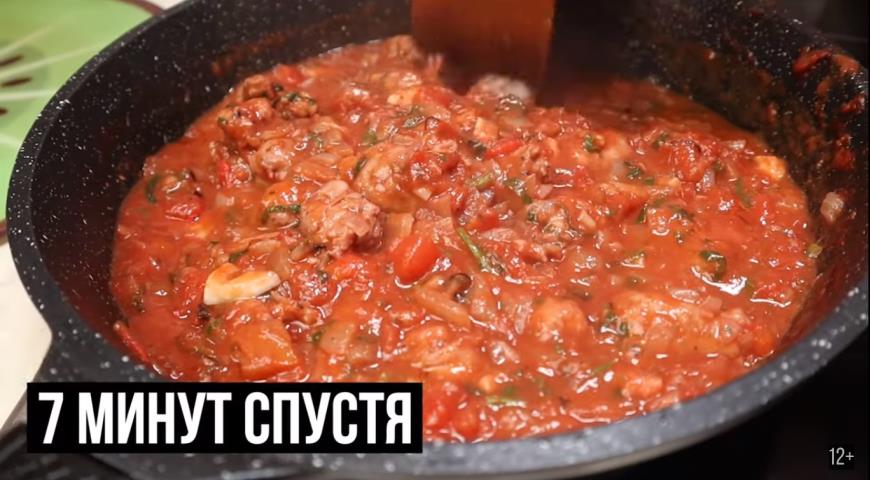 Фото приготовления рецепта: Паста с томатным соусом и колбасками, шаг №4
