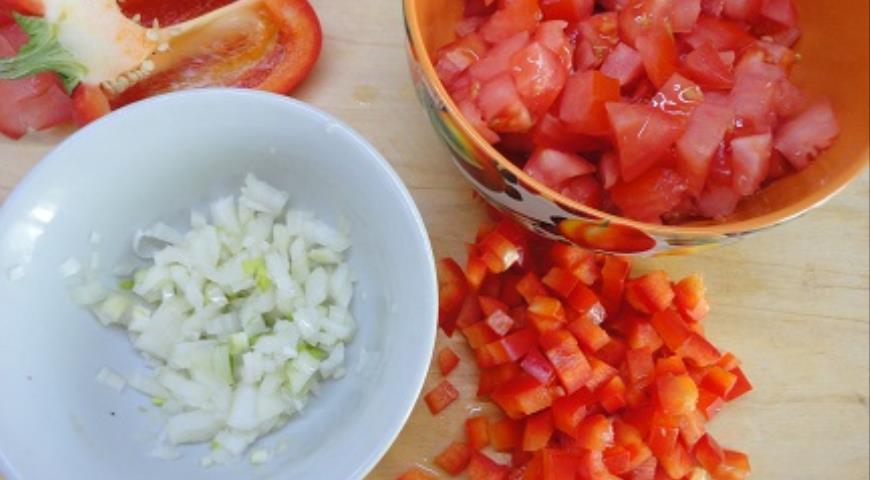 Фото приготовления рецепта: Салат «Кисир» с булгуром и овощами, шаг №2