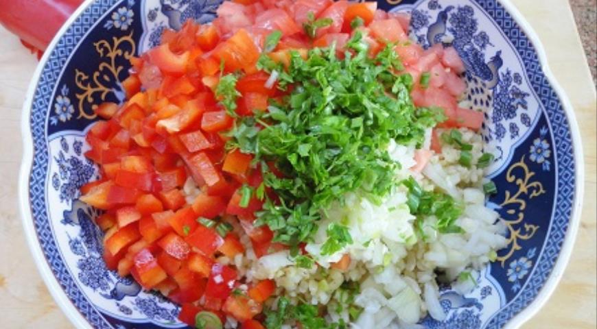 Фото приготовления рецепта: Салат «Кисир» с булгуром и овощами, шаг №4