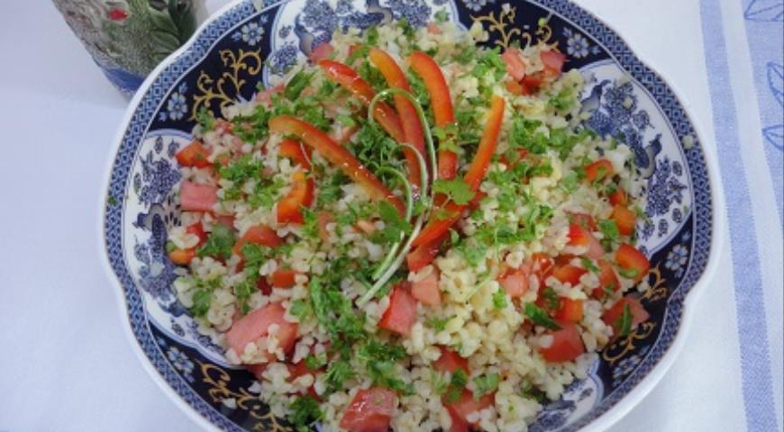 Фото приготовления рецепта: Салат «Кисир» с булгуром и овощами, шаг №5