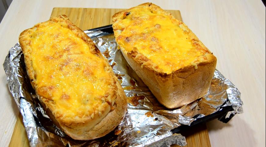 Фото приготовления рецепта: Фаршированный хлеб с сыром, грибами и курицей, шаг №7