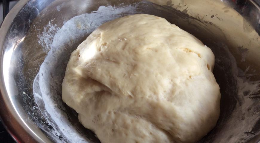 Фото приготовления рецепта: Традиционный пирог с капустой (маленький), шаг №10