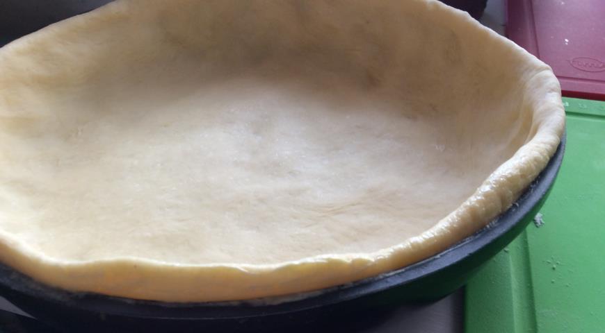 Фото приготовления рецепта: Традиционный пирог с капустой (маленький), шаг №11