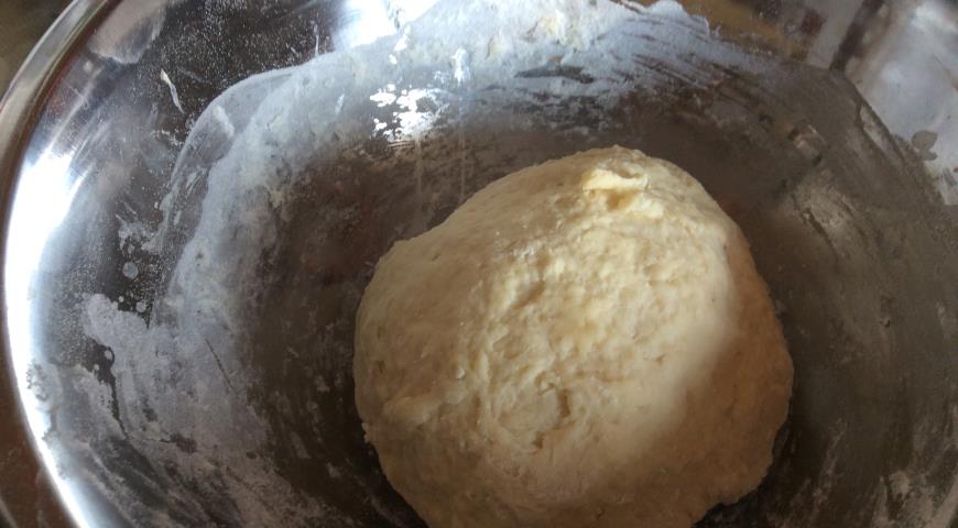 Фото приготовления рецепта: Традиционный пирог с капустой (маленький), шаг №9