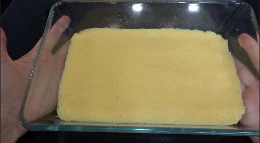 Фото приготовления рецепта: Полента с сыром, томатами, и базиликом, шаг №2