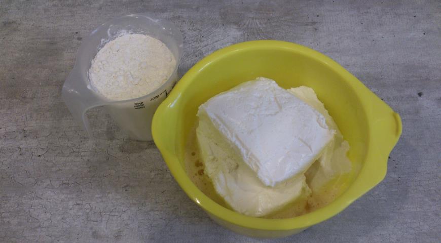 Добавить к яичной смеси творог и муку, замесить тесто для сырников