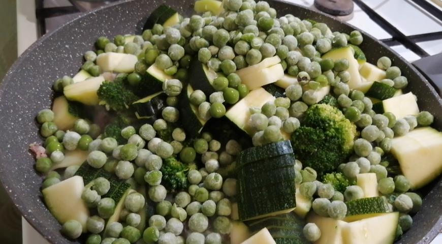 Фото приготовления рецепта: Паста с анчоусами и овощами, шаг №4