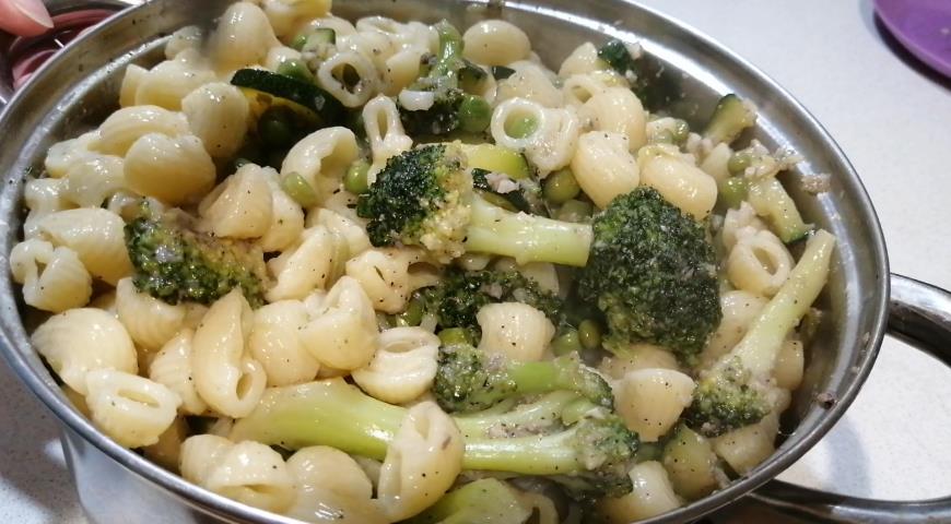 Фото приготовления рецепта: Паста с анчоусами и овощами, шаг №5