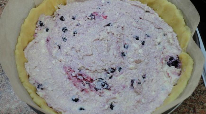 Творожно-ягодный пирог с меренгой, выложить пирог в форму