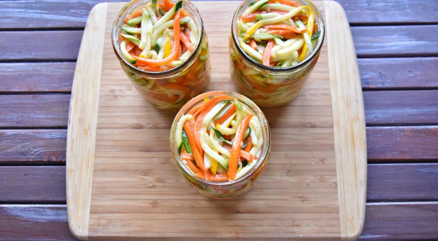 Фото приготовления рецепта: Кабачки с морковью по- корейски, шаг №5