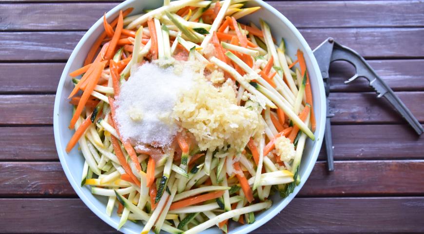 Фото приготовления рецепта: Кабачки с морковью по- корейски, шаг №3