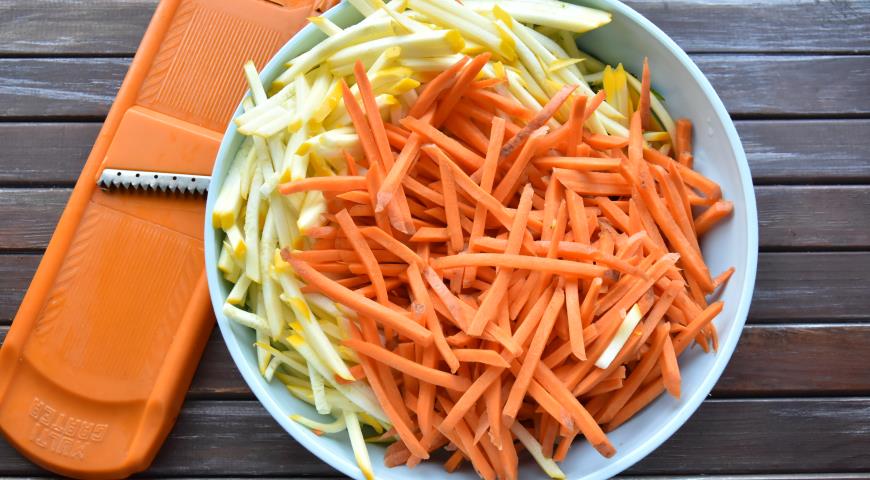Фото приготовления рецепта: Кабачки с морковью по- корейски, шаг №2