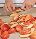 Фото приготовления рецепта: Яблочный пирог в духовке, шаг №3