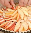 Фото приготовления рецепта: Яблочный пирог в духовке, шаг №6