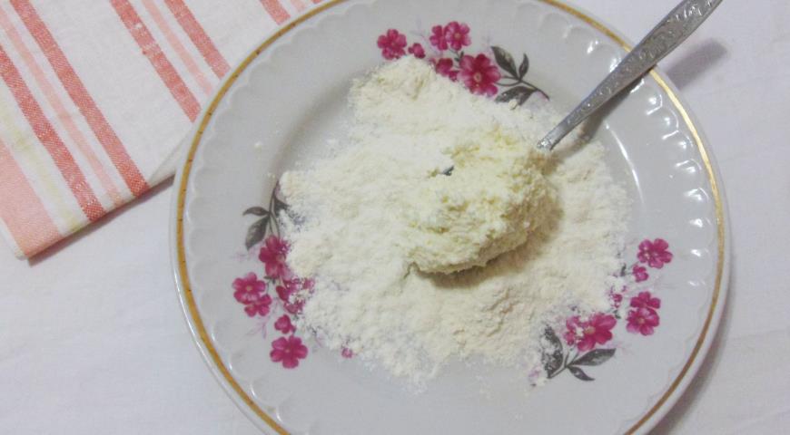 Фото приготовления рецепта: Творожные сырники с соусом из черной смородины, шаг №4