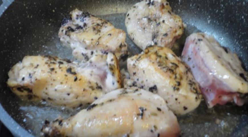 Фото приготовления рецепта: Курица алла каччаторе, шаг №3