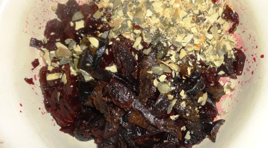 Фото приготовления рецепта: Салат из свёклы с черносливом, тыквенными семечками и виноградом, шаг №6