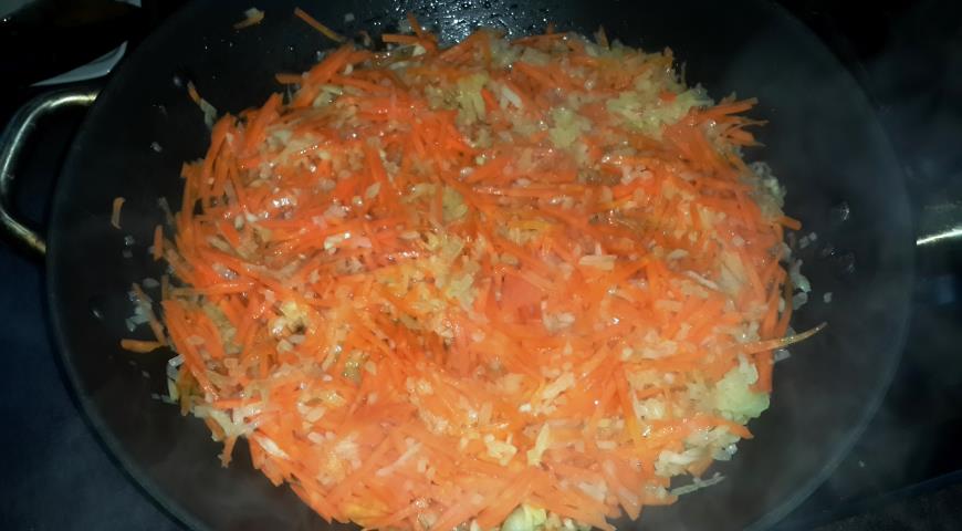 Обжарвиаем лук с морковью для приготовления овощного рагу