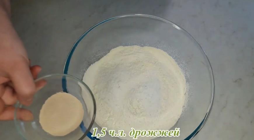 Фото приготовления рецепта: Универсальное дрожжевое тесто без яиц и молока, шаг №4