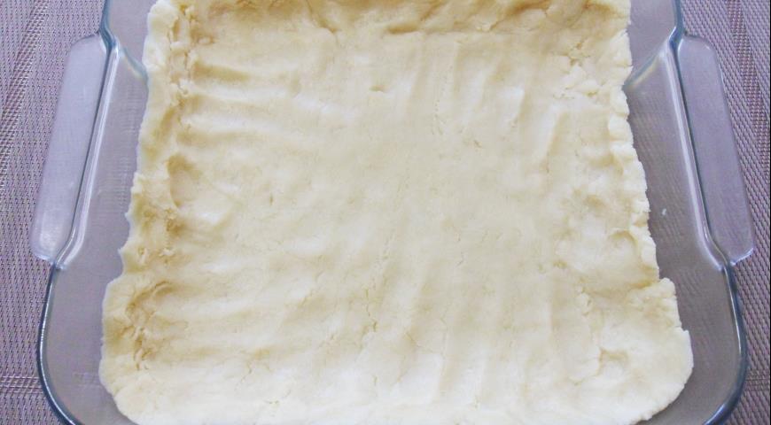 Цветаевский яблочный пирог, выкладываем тесто в форму