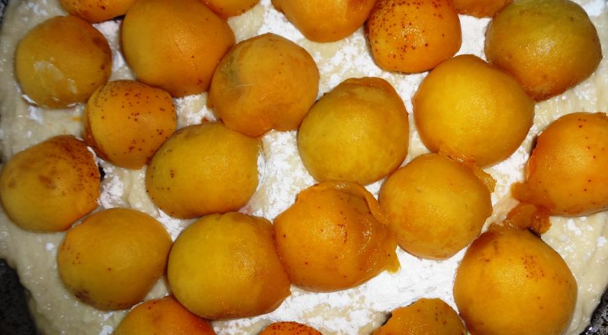 Фото приготовления рецепта: Творожный пирог с черешней и абрикосами, шаг №10