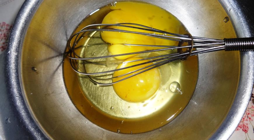Фото приготовления рецепта: Творожный пирог с черешней и абрикосами, шаг №3
