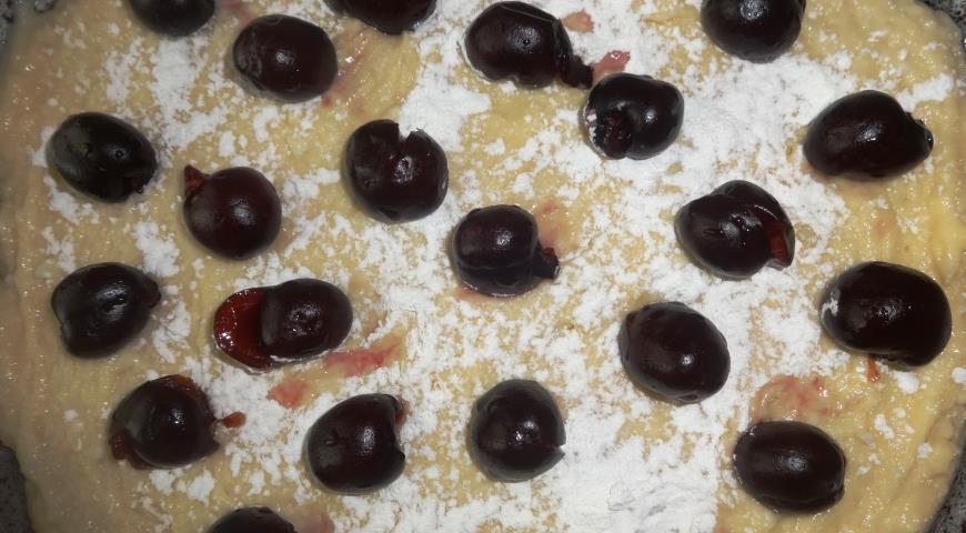 Фото приготовления рецепта: Творожный пирог с черешней и абрикосами, шаг №9