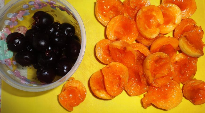 Фото приготовления рецепта: Творожный пирог с черешней и абрикосами, шаг №7