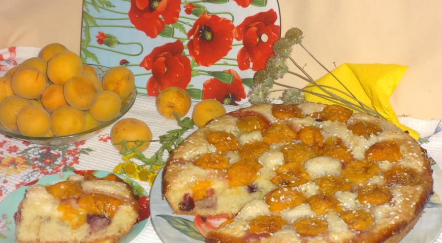Фото приготовления рецепта: Творожный пирог с черешней и абрикосами, шаг №12