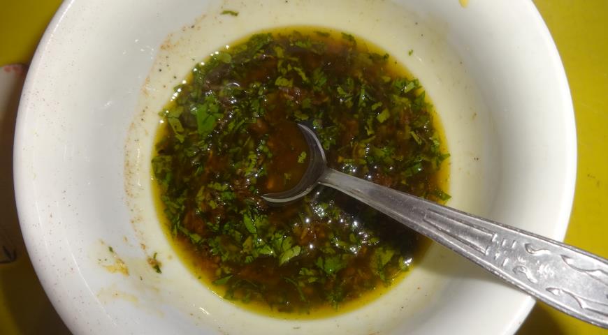 Фото приготовления рецепта: Фруктово-овощной салат с пикантной заправкой, шаг №9