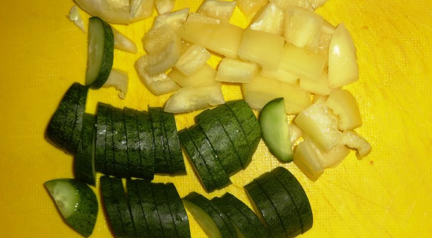 Фото приготовления рецепта: Фруктово-овощной салат с пикантной заправкой, шаг №2