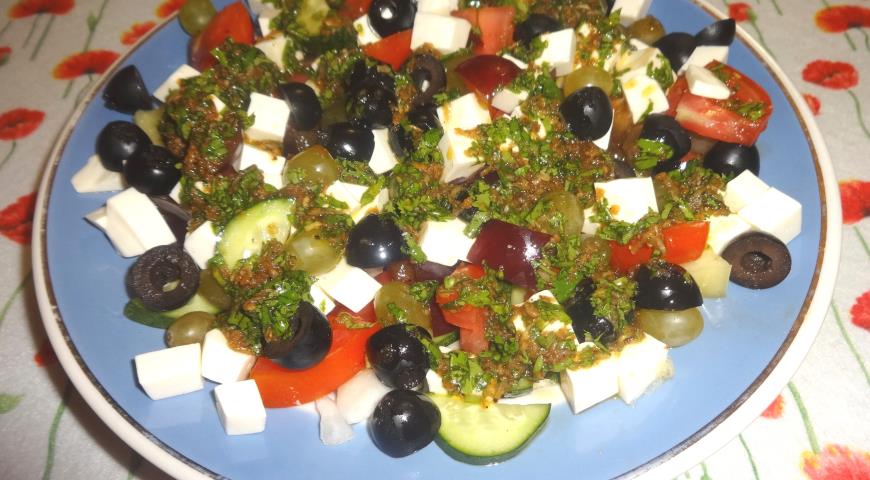 Фото приготовления рецепта: Фруктово-овощной салат с пикантной заправкой, шаг №10